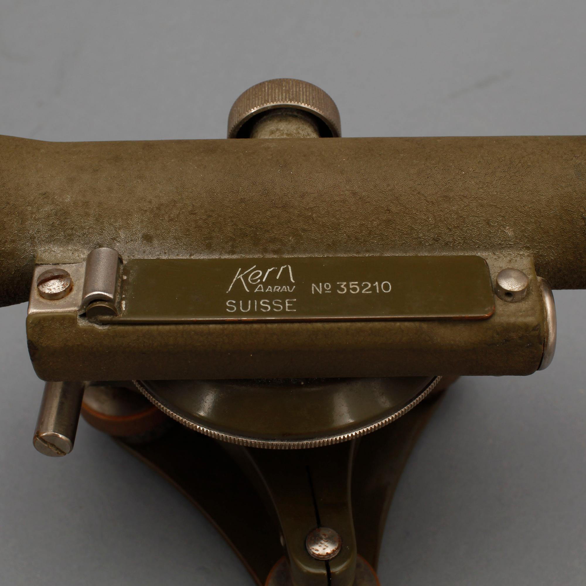 MÄTINSTRUMENT på tripod, 1900-talets mitt.