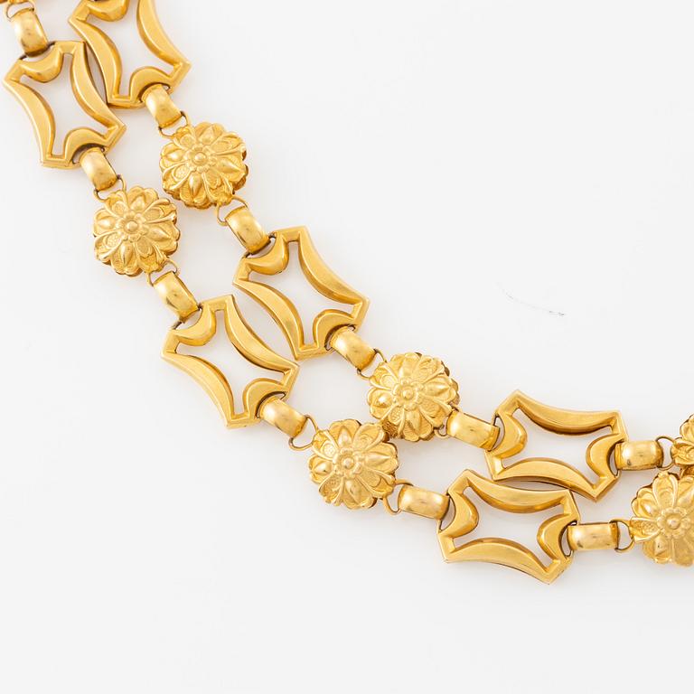 A necklace and a pair of earrings 18K gold, 19th century.