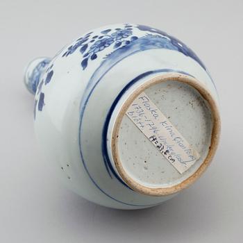 FLASKA, porslin, Kina, Qianlong 1736-1795.