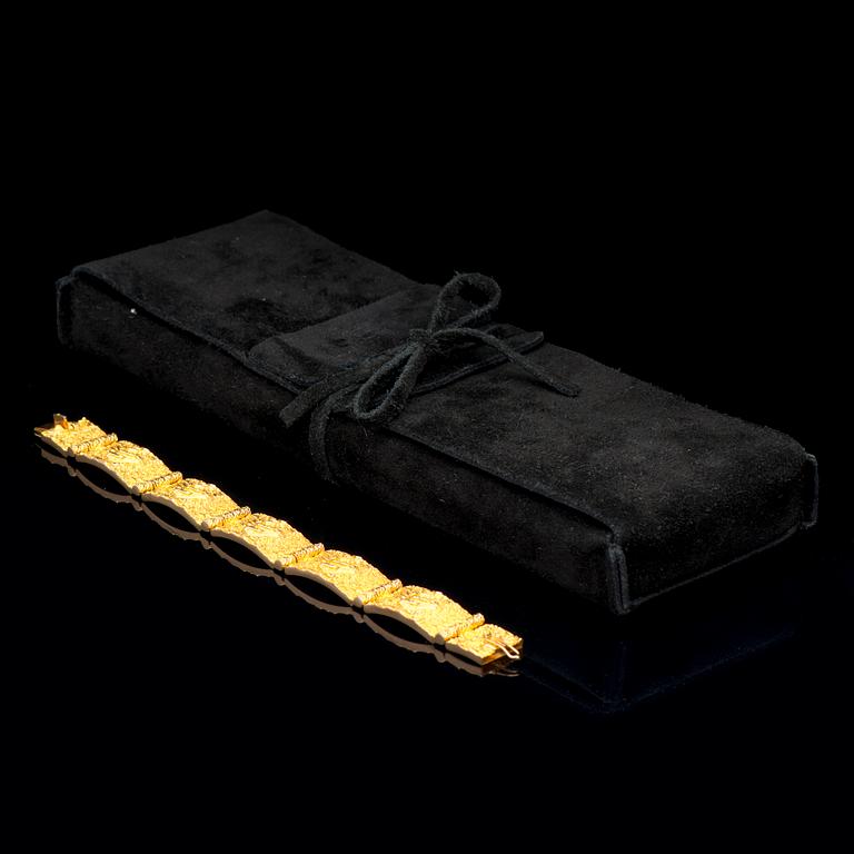 A BJÖRN WECKSTRÖM BRACELET, "Velvet clouds", 14K gold. Lapponia 1972.