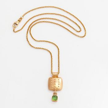 Kalevala Koru, hänge och ked, 14K guld, peridot, 2017.