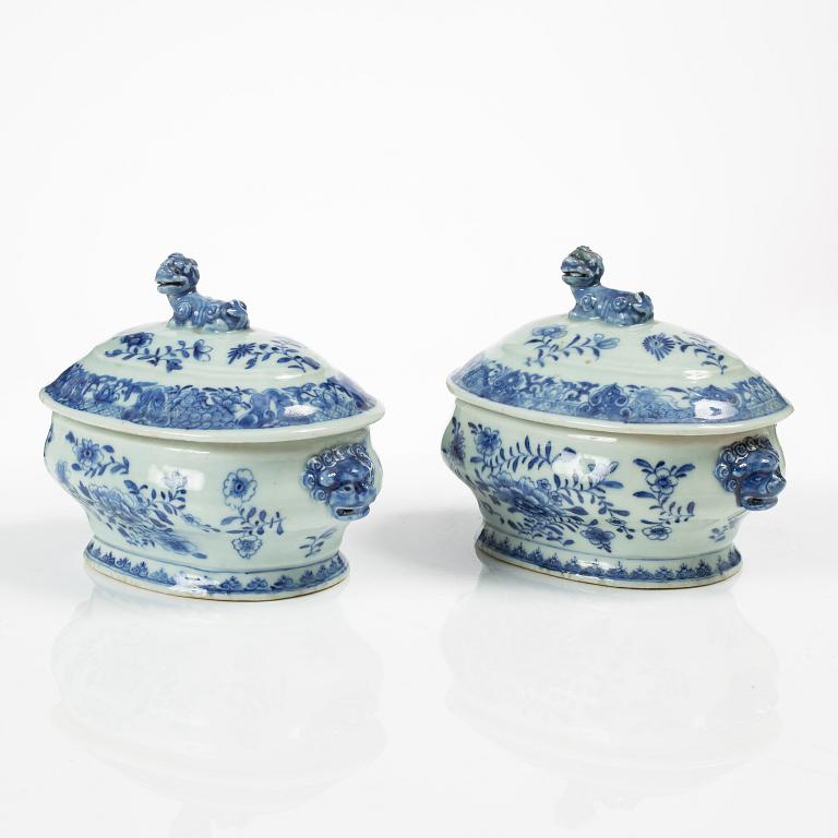 Terriner med lock, ett par, kompaniporslin, Qingdynastin, Qianlong (1736-95).