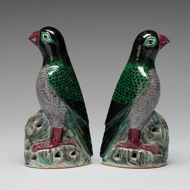 FIGURINER, ett par, porslin. Sen Qingdynasti.