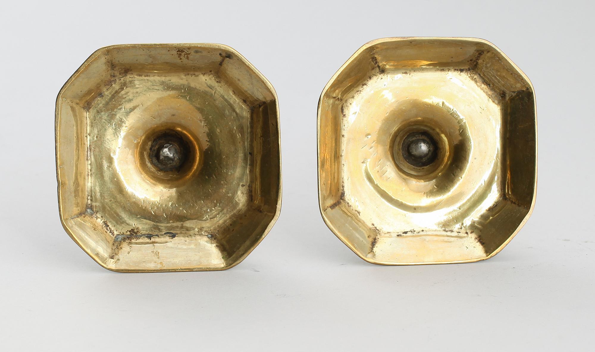 LJUSSTAKAR, 1 par, mässing, barock, 1700-tal.