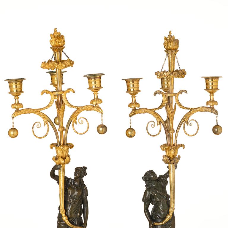 Kandelabrar, ett par, för tre ljus, Parisarbeten, 1700-talets slut, Louis XVI.