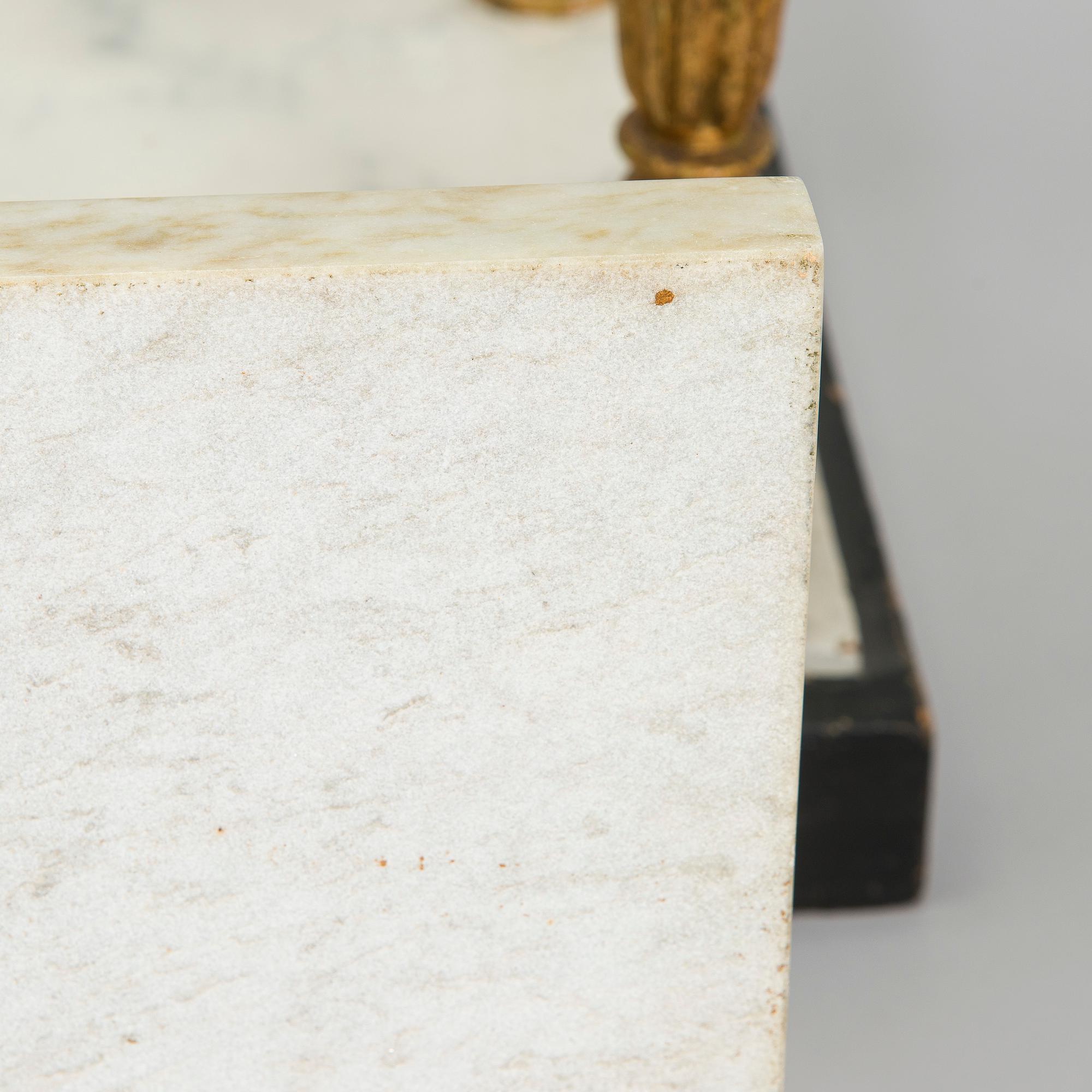 Jonas Frisk, Konsolipöytä, signeerattu J Frisk (toiminut 1805 - 1824), Tukholman hallileima, epäselvä vuosi. Myöhäiskustavilainen.