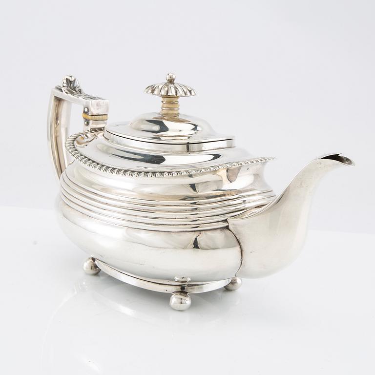 Robert Peppin teapot silver London 1824.