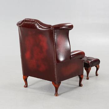 ÖRONLAPPSFÅTÖLJ, samt FOTPALL, chesterfield-modell, England, 1900-talets fjärde kvartal.