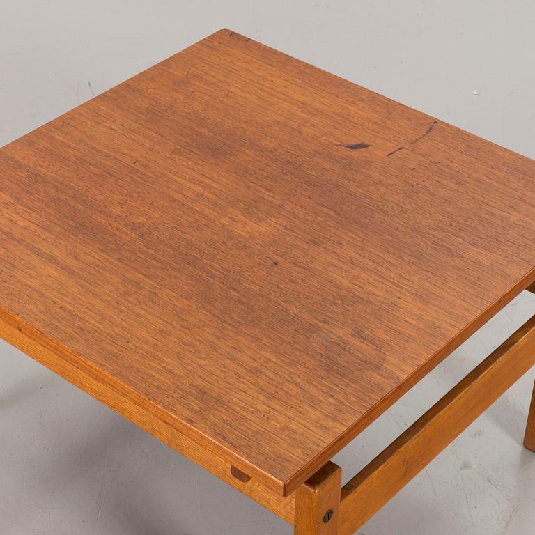 YNGVE EKSTRÖM, "Domino" fåtöljer ett par samt bord för Swedese 1960-tal.