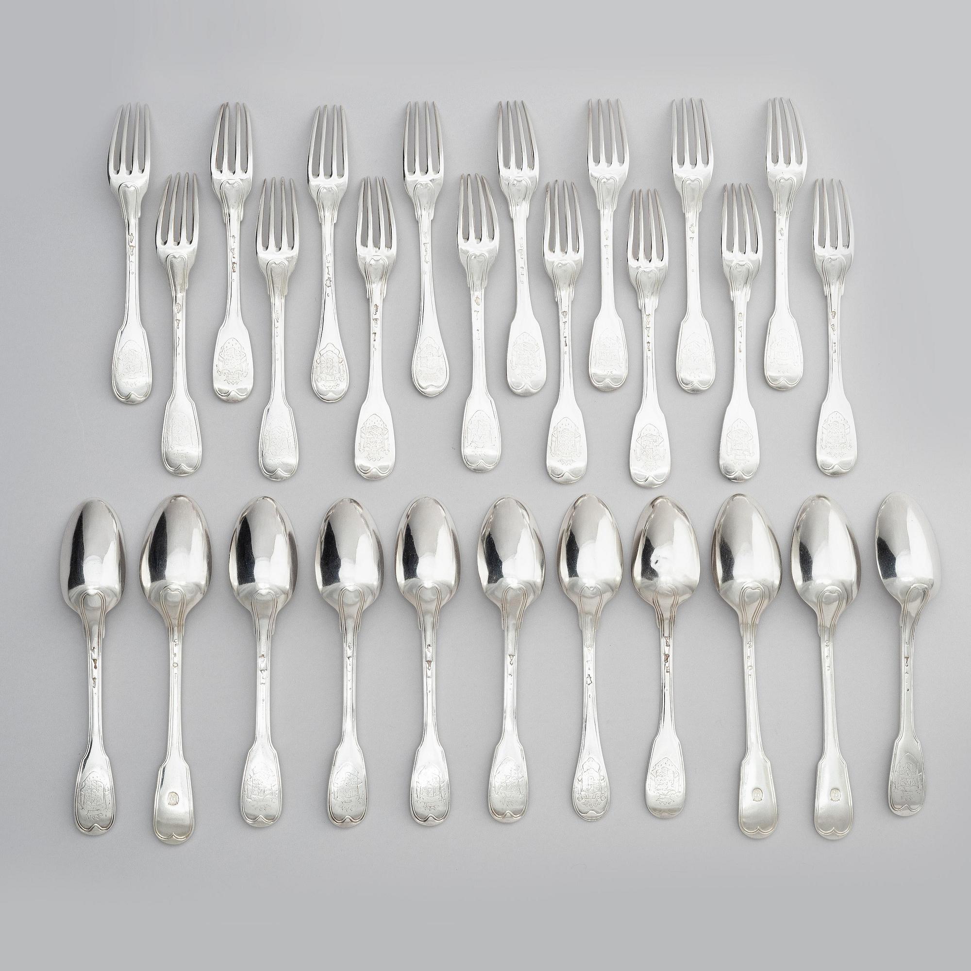 Bestickservis, silver, 27 delar, graverade med Axel von Fersens vapensköld samt tre med Lewenhaupts, Frankrike 1700-tal.