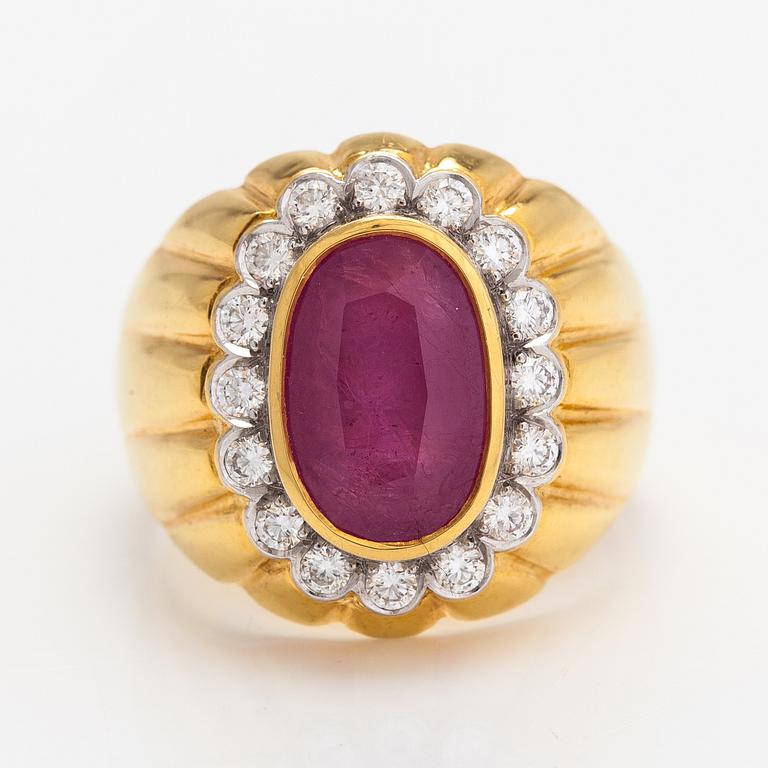 An 18K gold ring with a ruby and diamonds ca. 0.80 ct in total.