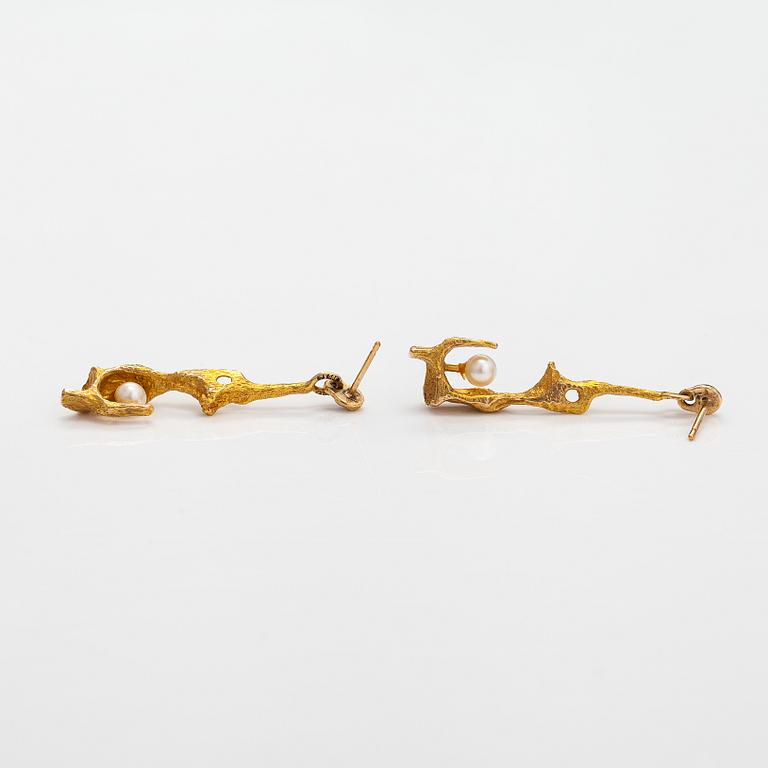 Björn Weckström, "By the springs", a pair of 18K gold and cultured pearls earrings. Lapponia 1964-1974.