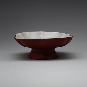 An yixing tazza with ge glaze, late Qing dynasty (1644-1912).