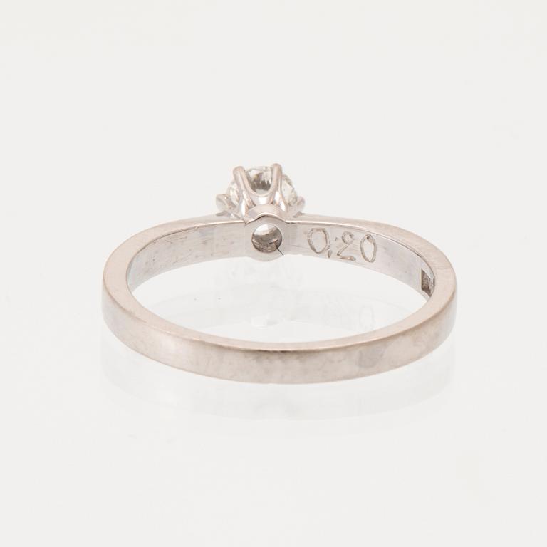 Ring 18K vitguld med en rund briljantlipad diamant, Sjögren & Komstadius Malmö 1963.
