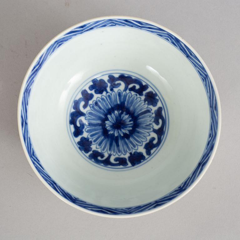 A blue and white bowl, the exterior in famille verte against a creme ground, Qing dynasty, Kangxi (1662-1722).