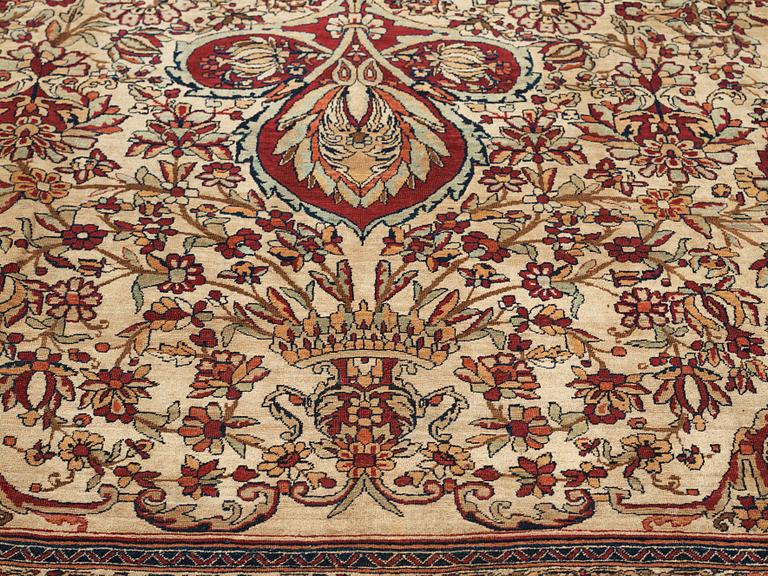 A carpet, an antique Kerman Laver, ca 677-688,5 x 510,5-526 cm.