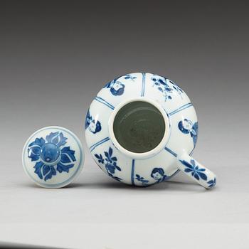 SENAPSBURK, porslin. Qing dynastin, Kangxi (1662-1722).