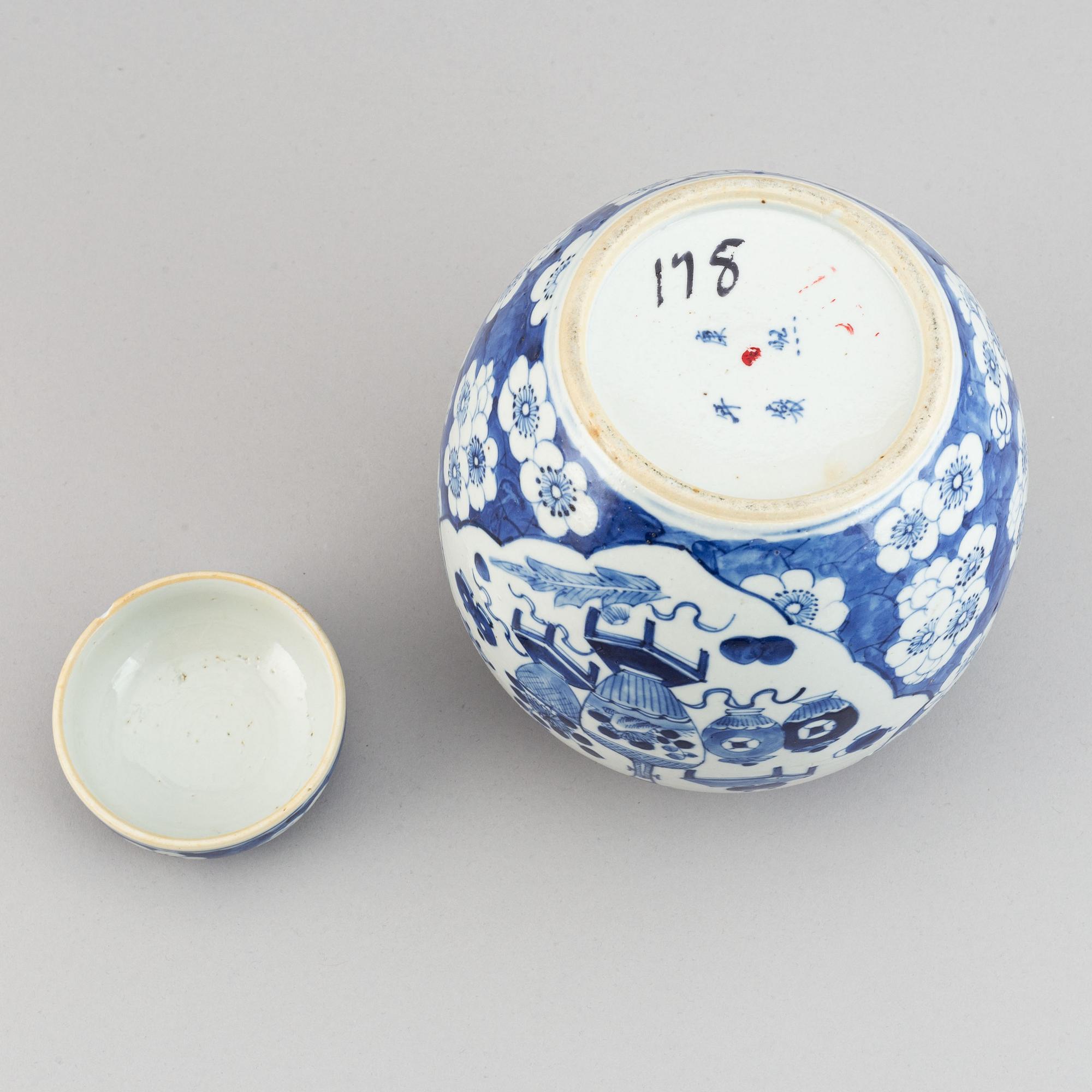 A blue and white jar with cover, Qing dynasty late 19th/early 20th century.