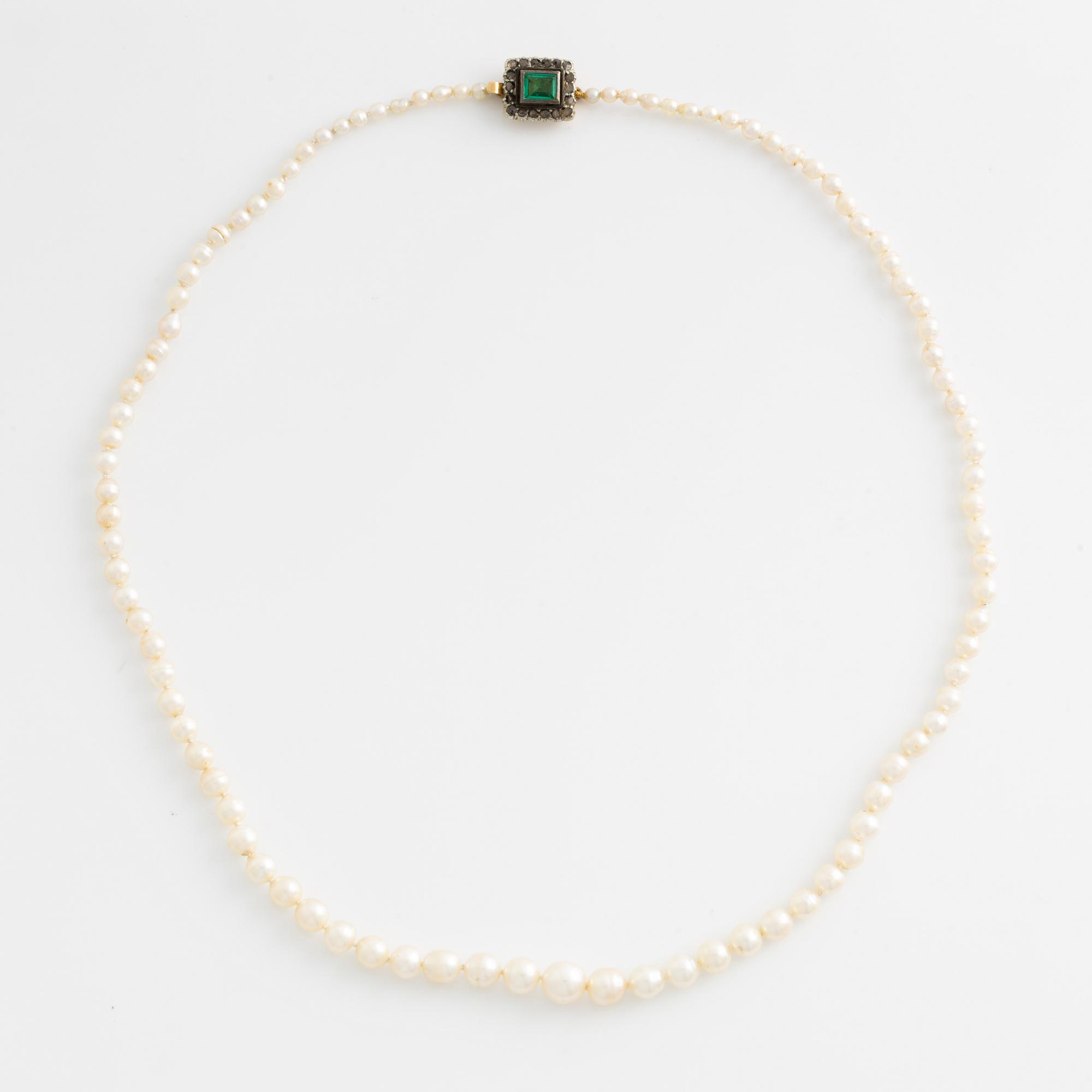 Pearl necklace, with graduated cultured pearls, clasp with emerald and rose-cut diamonds.
