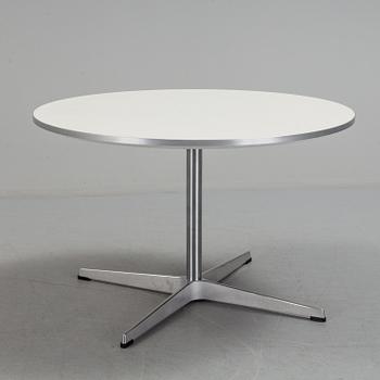 ARNE JACOBSEN, barngrupp, 4 stolar samt bord, Fritz Hansen.