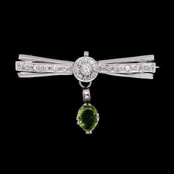 292. BROSCH, briljantslipade diamanter, tot. ca 0.50 ct, samt hängande peridot.