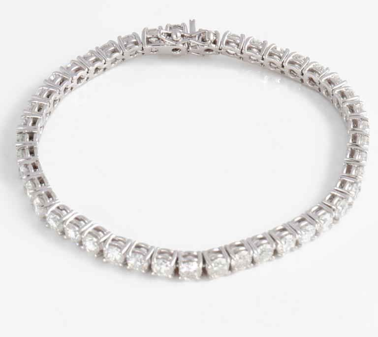 A 9.40 ct brilliant-cut diamond bracelet.