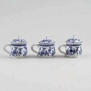 CREMEKOPPAR, porslin, Kina, 1700-tal.