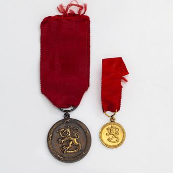 Birger Kaipiainen, "Pro Finlandia" medalj samt miniatyrmedalj, silver, tillverkare Tillander Helsingfors.