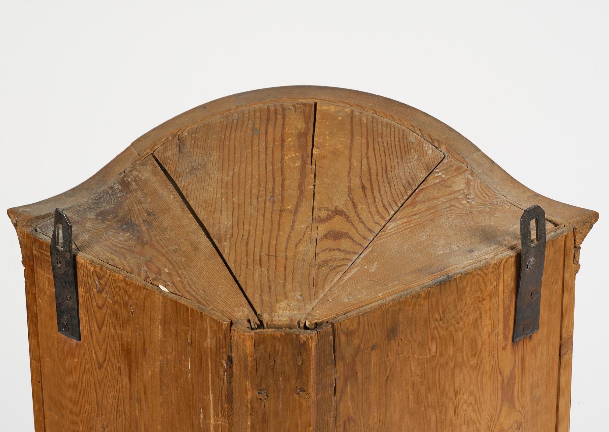 A Swedish late baroqu elm-veneered corner hanging cabinet. first part 18th century.