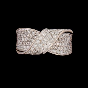RING, 18k guld och vitguld med briljantslipade diamanter, totalt 2.00 ct. Vikt 9 g.