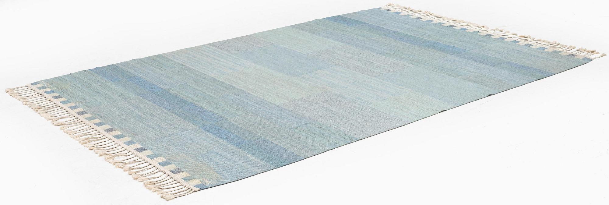 matta, "Muren ljusblå", rölakan, ca 241 x 165 cm, signerad AB MMF MR.