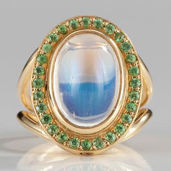 RING, guld 18K, månsten 6,50 ct, peridoter tot. 0,30 ct, briljanter 6 x 0,02 ct. TEMPLE ST. CLAIR. Vikt 11,7 g.