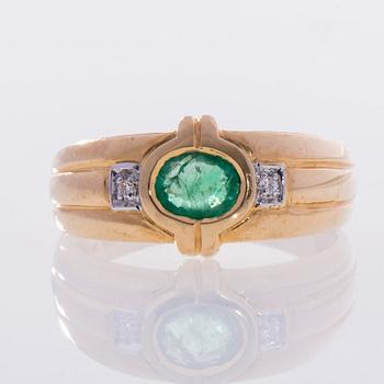 RING, 18k guld, smaragd 0,47 ct, 2 små diamanter. Vikt 3,5 g.