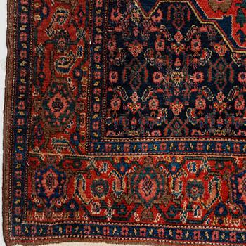 A RUG, a semi-antique/old  Senneh, ca 193,5 x 135,5-140 cm (as well as one end with 2 cm flat weave).