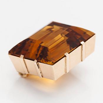 A ca 13K gold brooch, set with a step-cut Madeira citrine approximately 119.0 ct.