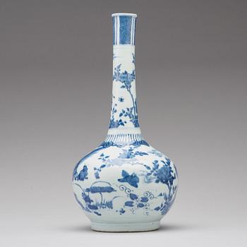 A blue and white figural vase, Qing dynasty, Transition, 17th century.