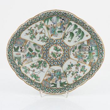 A Canton famille verte dish, Qing dynasty, 18th century.