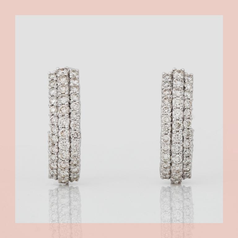 EARRINGS, a pair of oval diamond hoops, total circa 4.20 cts.