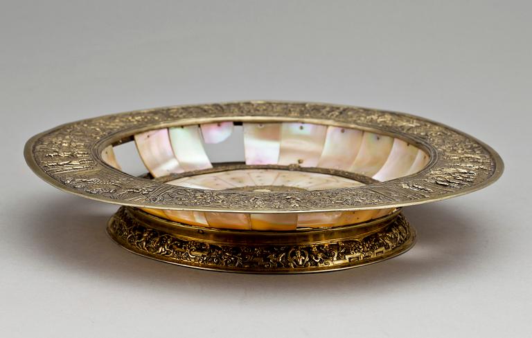 FAT, silver samt pärlemor, historismus, sannolikt Tyskland 1800-tal. Totalvikt ca 580 g.