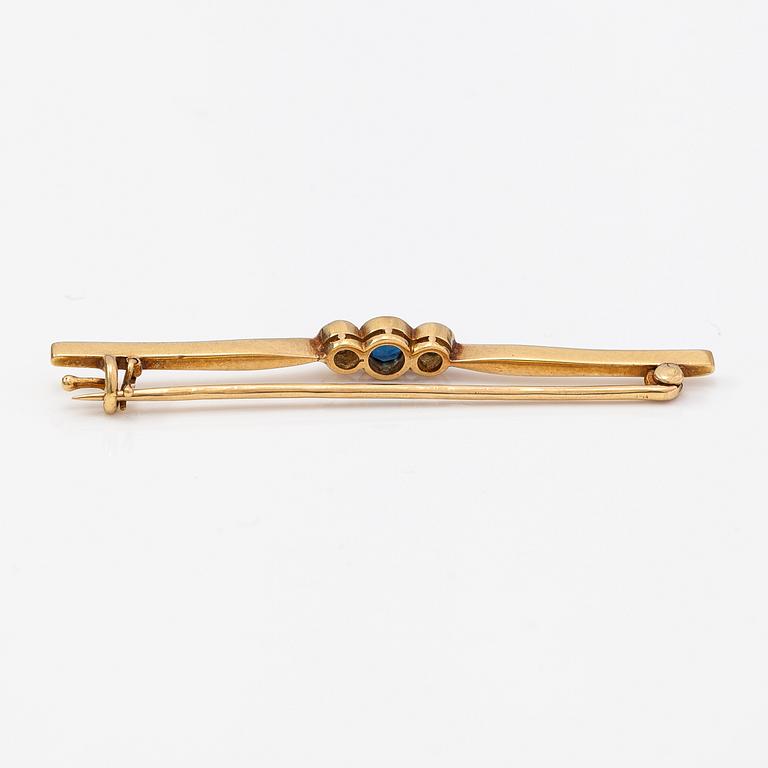A 17-18K gold brooch with a sapphire and old-cut diamonds ca. 0.40 ct in total.