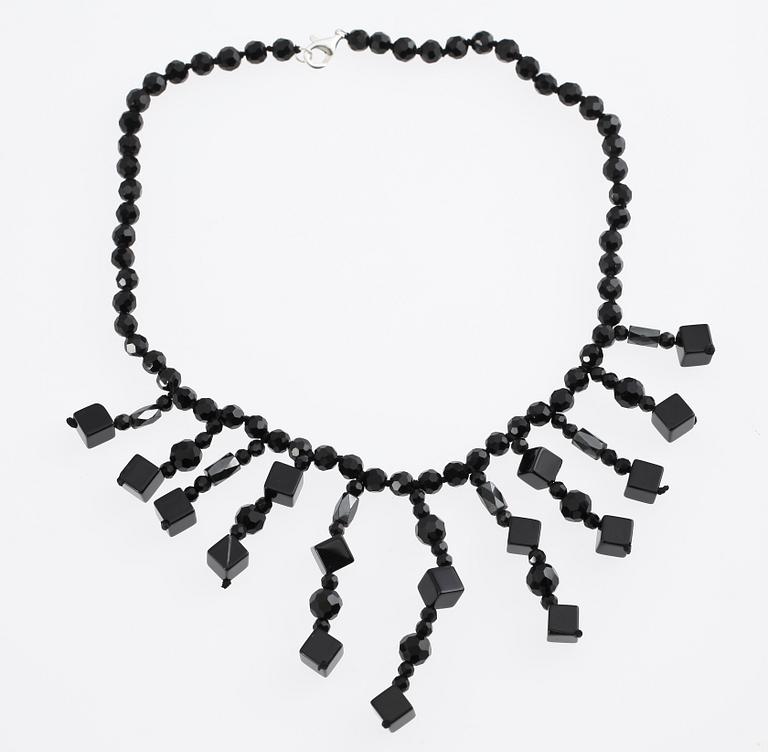 COLLIER, onyx med silverlås.