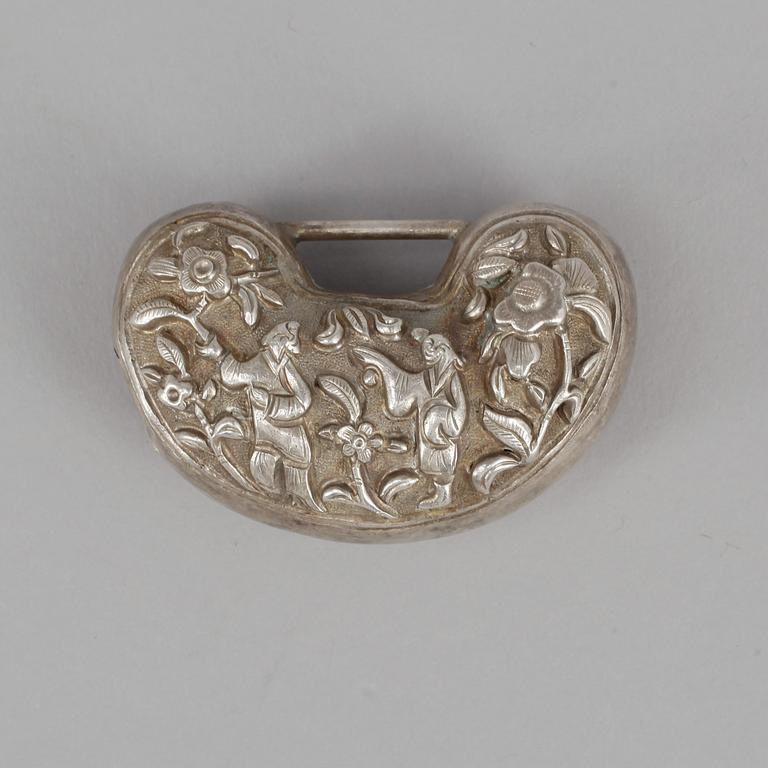 ASK samt LYCKOHÄNGE, silver, omkring år 1900. Total vikt ca 51 g.
