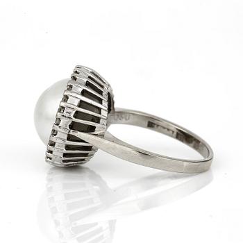 RING, med oäkta pärla och briljantslipade diamanter totalt ca 0,36 ct, Markströms, Uppsala, 1971.