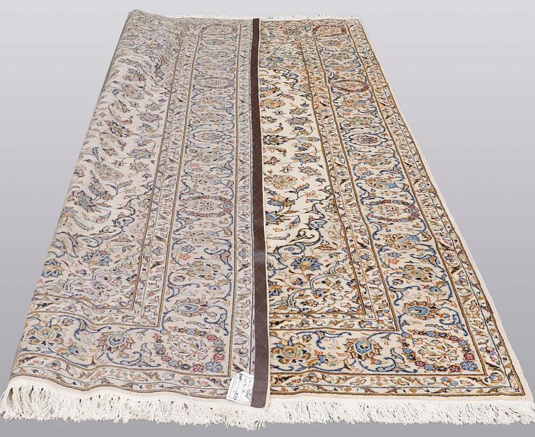 A carpet, Kashan, ca 300 x 200 cm.