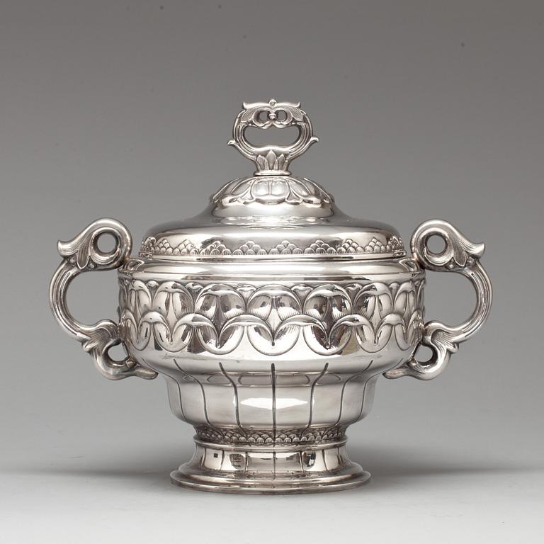 TERRIN med LOCK, silver, Peter Hertz, hovleverentör, Köpenhamn, Danmark, 1919. Vikt c:a 2085 g.