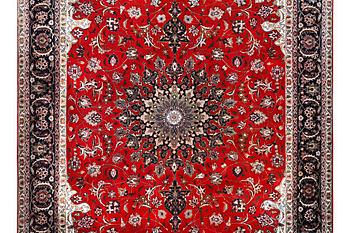 A Tabriz carpet, part silk, c. 315 x 208 cm.