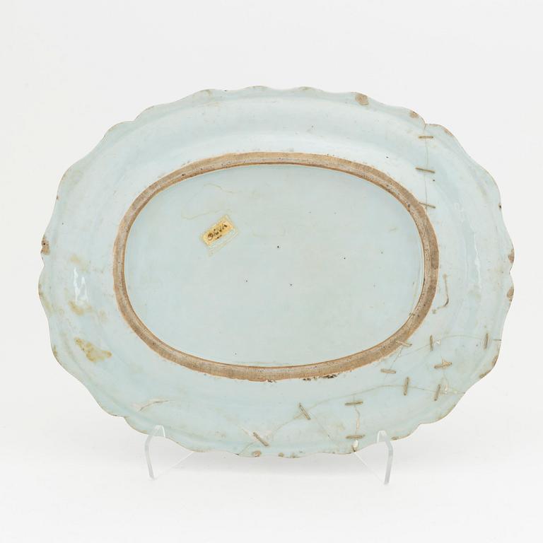 A blue and white armorial dish, Qing dynasty, Qianlong (1736-95).