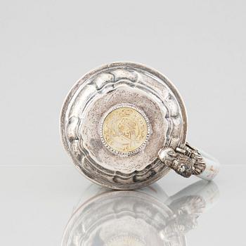 Kanna med lock, famille rose, med silvermontering av Nils Gram d ä, Köpenhamn 1756.