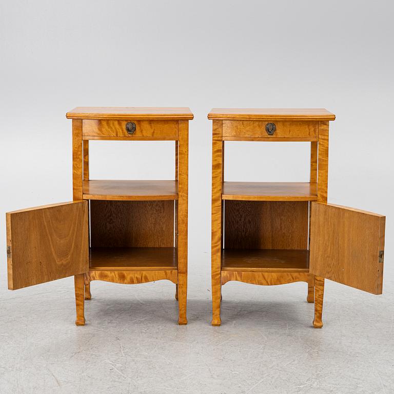 A pair of nightstands, ecarly 20th century.