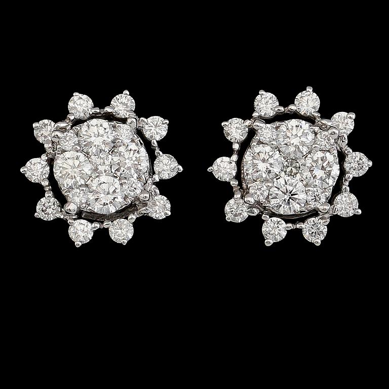 ÖRHÄNGEN, 1 par, 18 k vitguld, briljantslipade diamanter tot ca 1.42 ct.
